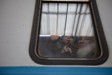 Lviv, Ukrayna - 10 Mart 2022: Lviv tren istasyonundaki Ukraynalı mülteciler Rusya savaşı sırasında Avrupa 'ya kaçmak için tren bekliyorlar