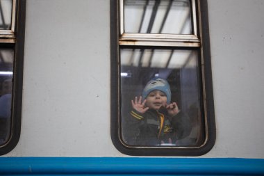 Lviv, Ukrayna - 10 Mart 2022: Lviv tren istasyonundaki Ukraynalı mülteciler Rusya savaşı sırasında Avrupa 'ya kaçmak için tren bekliyorlar