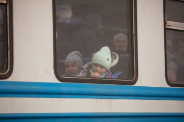 Lviv, Ukrayna - 10 Mart 2022: Lviv tren istasyonundaki Ukraynalı mülteciler Rusya savaşı sırasında Avrupa 'ya kaçmak için tren bekliyorlar