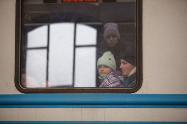 Lviv, Ukrayna - 10 Mart 2022: Lviv tren istasyonundaki Ukraynalı mülteciler Rusya savaşı sırasında Avrupa 'ya kaçmak için tren bekliyorlar