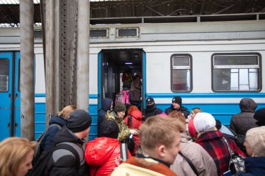 Lviv, Ukrayna - 10 Mart 2022: Lviv tren istasyonundaki Ukraynalı mülteciler Rusya savaşı sırasında Avrupa 'ya kaçmak için tren bekliyorlar