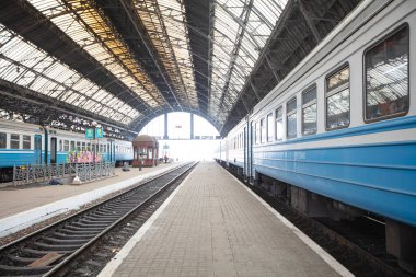 Lviv, Ukrayna - 10 Mart 2022: Lviv tren istasyonundaki Ukraynalı mülteciler Rusya savaşı sırasında Avrupa 'ya kaçmak için tren bekliyorlar