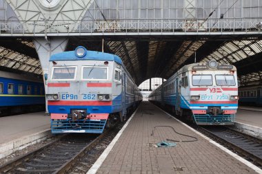 Lviv, Ukrayna - 10 Mart 2022: Lviv tren istasyonundaki Ukraynalı mülteciler Rusya savaşı sırasında Avrupa 'ya kaçmak için tren bekliyorlar