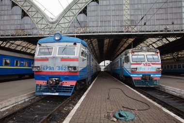 Lviv, Ukrayna - 10 Mart 2022: Lviv tren istasyonundaki Ukraynalı mülteciler Rusya savaşı sırasında Avrupa 'ya kaçmak için tren bekliyorlar