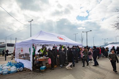 Lviv, Ukrayna - 10 Mart 2022: Lviv tren istasyonundaki Ukraynalı mülteciler Rusya savaşı sırasında Avrupa 'ya kaçmak için tren bekliyorlar