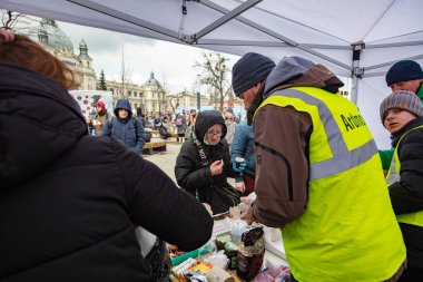 Lviv, Ukrayna - 10 Mart 2022: Lviv tren istasyonundaki Ukraynalı mülteciler Rusya savaşı sırasında Avrupa 'ya kaçmak için tren bekliyorlar