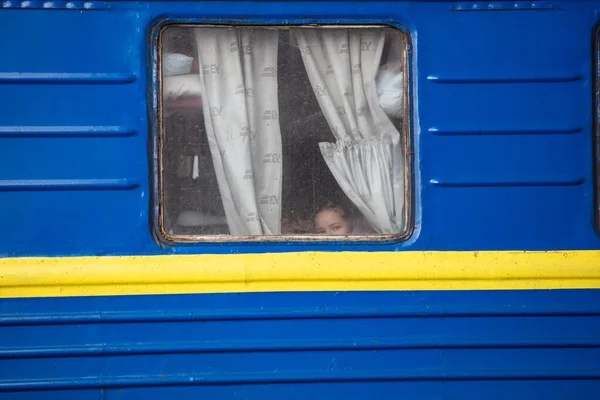 Lviv, Ukrayna - 10 Mart 2022: Lviv tren istasyonundaki Ukraynalı mülteciler Rusya savaşı sırasında Avrupa 'ya kaçmak için tren bekliyorlar