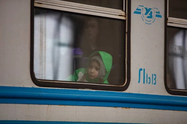 우크라이나 리비우 2022 러시아 전쟁중에 리비우 기차역에서 열차가 유럽으로 탈출하기를 — 스톡 사진
