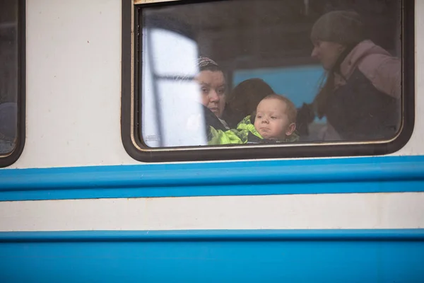 Lviv Ucrania Marzo 2022 Refugiados Ucranianos Estación Tren Lviv Esperan — Foto de Stock