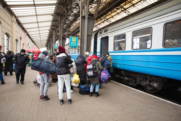 Lviv Ucrania Marzo 2022 Refugiados Ucranianos Estación Tren Lviv Esperan — Foto de Stock