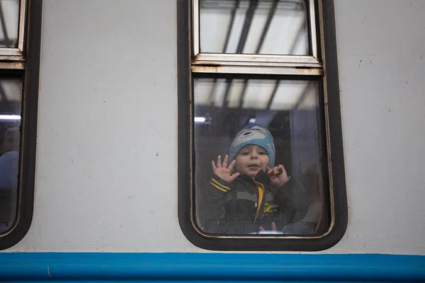 Lviv, Ukrayna - 10 Mart 2022: Lviv tren istasyonundaki Ukraynalı mülteciler Rusya savaşı sırasında Avrupa 'ya kaçmak için tren bekliyorlar