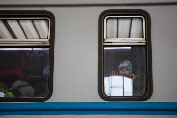 Lviv Ukraina Mars 2022 Ukrainska Flyktingar Lviv Järnvägsstation Väntar Tåget — Stockfoto