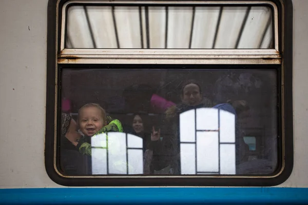 우크라이나 리비우 2022 러시아 전쟁중에 리비우 기차역에서 열차가 유럽으로 탈출하기를 — 스톡 사진