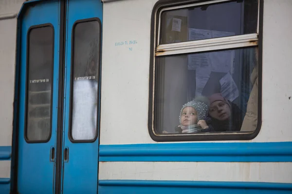 Lviv Ukraina Mars 2022 Ukrainska Flyktingar Lviv Järnvägsstation Väntar Tåget — Stockfoto