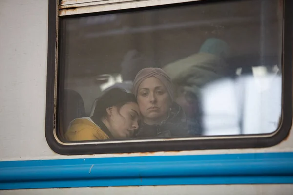 Lviv, Ukrayna - 10 Mart 2022: Lviv tren istasyonundaki Ukraynalı mülteciler Rusya savaşı sırasında Avrupa 'ya kaçmak için tren bekliyorlar