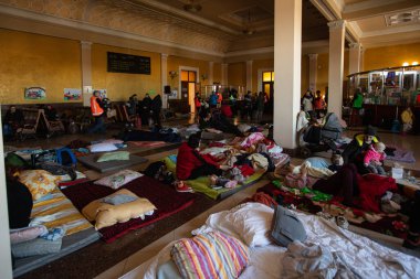 Lviv, Ukrayna - 11 Mart 2022: Rus savaşı sırasında Lviv tren istasyonundaki Ukraynalı mülteciler. Bekleme salonunda mülteci çocuklar var.