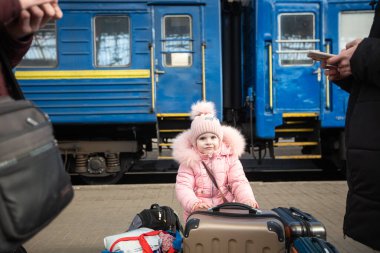 Lviv, Ukrayna - 11 Mart 2022: Lviv tren istasyonundaki Ukraynalı mülteciler Rusya savaşı sırasında Avrupa 'ya kaçmak için tren bekliyorlar