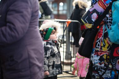 Lviv, Ukrayna - 11 Mart 2022: Lviv tren istasyonundaki Ukraynalı mülteciler Rusya savaşı sırasında Avrupa 'ya kaçmak için tren bekliyorlar