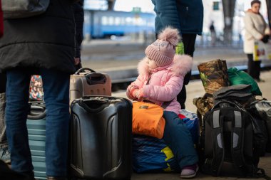 Lviv, Ukrayna - 11 Mart 2022: Lviv tren istasyonundaki Ukraynalı mülteciler Rusya savaşı sırasında Avrupa 'ya kaçmak için tren bekliyorlar