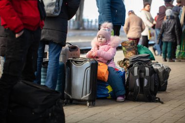 Lviv, Ukrayna - 11 Mart 2022: Lviv tren istasyonundaki Ukraynalı mülteciler Rusya savaşı sırasında Avrupa 'ya kaçmak için tren bekliyorlar