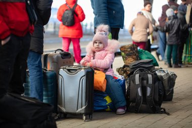 Lviv, Ukrayna - 11 Mart 2022: Lviv tren istasyonundaki Ukraynalı mülteciler Rusya savaşı sırasında Avrupa 'ya kaçmak için tren bekliyorlar
