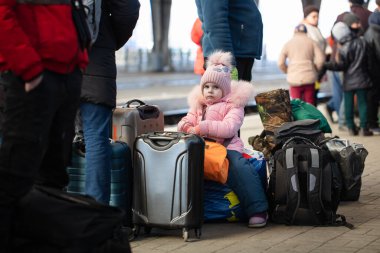 Lviv, Ukrayna - 11 Mart 2022: Lviv tren istasyonundaki Ukraynalı mülteciler Rusya savaşı sırasında Avrupa 'ya kaçmak için tren bekliyorlar