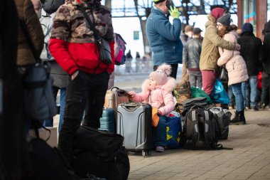 Lviv, Ukrayna - 11 Mart 2022: Lviv tren istasyonundaki Ukraynalı mülteciler Rusya savaşı sırasında Avrupa 'ya kaçmak için tren bekliyorlar