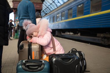 Lviv, Ukrayna - 11 Mart 2022: Lviv tren istasyonundaki Ukraynalı mülteciler Rusya savaşı sırasında Avrupa 'ya kaçmak için tren bekliyorlar