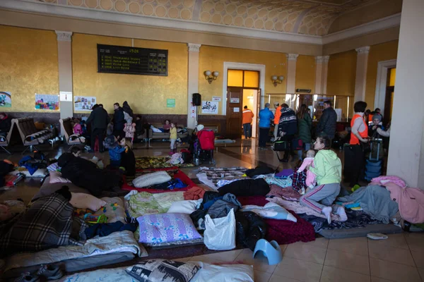 Lviv Ucrania Marzo 2022 Refugiados Ucranianos Estación Tren Lviv Durante — Foto de Stock