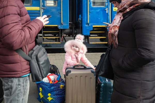 Lviv Oekraïne Maart 2022 Oekraïense Vluchtelingen Station Lviv Wachten Trein — Stockfoto