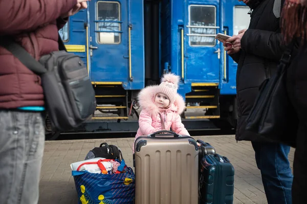 Lviv Ukrajna 2022 Március Ukrán Menekültek Lviv Pályaudvaron Vonatra Várnak — Stock Fotó