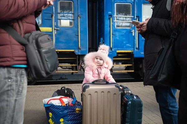 Lviv, Ukrayna - 11 Mart 2022: Lviv tren istasyonundaki Ukraynalı mülteciler Rusya savaşı sırasında Avrupa 'ya kaçmak için tren bekliyorlar