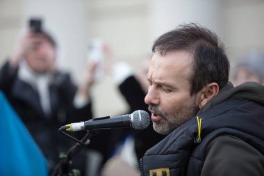Lviv, Ukrayna - 12 Mart 2022: Lviv tren istasyonundaki Ukraynalı mülteciler için Sviatoslav Vakarchuk konseri