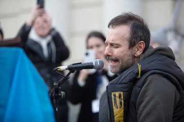 Lviv, Ukrayna - 12 Mart 2022: Lviv tren istasyonundaki Ukraynalı mülteciler için Sviatoslav Vakarchuk konseri