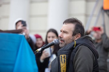 Lviv, Ukrayna - 12 Mart 2022: Lviv tren istasyonundaki Ukraynalı mülteciler için Sviatoslav Vakarchuk konseri