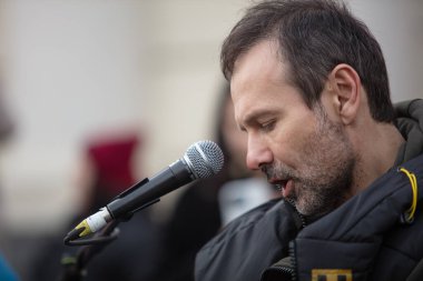 Lviv, Ukrayna - 12 Mart 2022: Lviv tren istasyonundaki Ukraynalı mülteciler için Sviatoslav Vakarchuk konseri