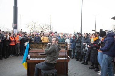 Lviv, Ukrayna - 12 Mart 2022: Lviv tren istasyonundaki Ukraynalı mülteciler için Sviatoslav Vakarchuk konseri