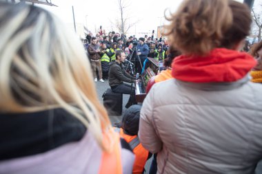 Lviv, Ukrayna - 12 Mart 2022: Lviv tren istasyonundaki Ukraynalı mülteciler için Sviatoslav Vakarchuk konseri