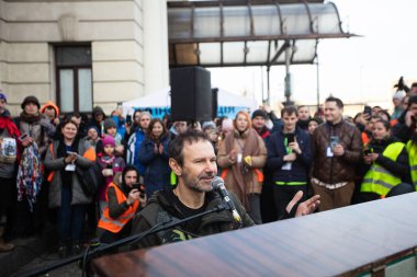 Lviv, Ukrayna - 12 Mart 2022: Lviv tren istasyonundaki Ukraynalı mülteciler için Sviatoslav Vakarchuk konseri