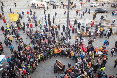Lviv, Ukrayna - 12 Mart 2022: Lviv tren istasyonundaki Ukraynalı mülteciler için Sviatoslav Vakarchuk konseri