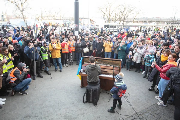Lviv Ucrania Marzo 2022 Concierto Sviatoslav Vakarchuk Para Refugiados Ucranianos —  Fotos de Stock