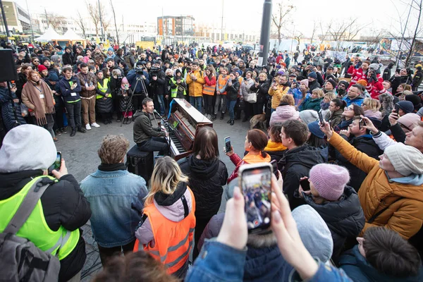 Lviv Ucrania Marzo 2022 Concierto Sviatoslav Vakarchuk Para Refugiados Ucranianos —  Fotos de Stock