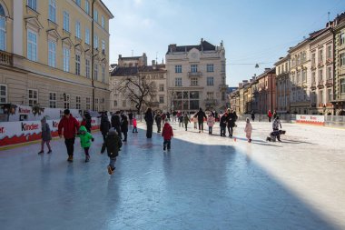Lviv, Ukrayna - 13 Mart 2022: Evetyday Rusya savaşı sırasında Lviv 'de yaşıyor. Mülteciler, sokaklardaki çocuklar.