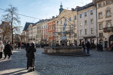 Lviv, Ukrayna - 13 Mart 2022: Rusya savaşı sırasında Lviv 'deki mimari eserlerin korunması