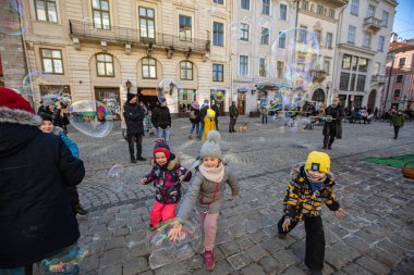 Lviv, Ukrayna - 13 Mart 2022: Evetyday Rusya savaşı sırasında Lviv 'de yaşıyor. Mülteciler, sokaklardaki çocuklar.