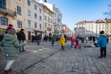 Lviv, Ukrayna - 13 Mart 2022: Evetyday Rusya savaşı sırasında Lviv 'de yaşıyor. Mülteciler, sokaklardaki çocuklar.