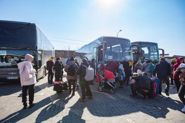 Lviv, Ukrayna - 14 Mart 2022: Rusya savaşı sırasında Lviv tren istasyonunda Avrupa 'ya kaçan Ukraynalı mülteciler