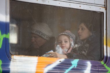 Lviv, Ukrayna - 14 Mart 2022: Rusya savaşı sırasında Lviv tren istasyonunda Avrupa 'ya kaçan Ukraynalı mülteciler