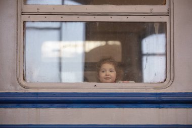 Lviv, Ukrayna - 14 Mart 2022: Rusya savaşı sırasında Lviv tren istasyonunda Avrupa 'ya kaçan Ukraynalı mülteciler