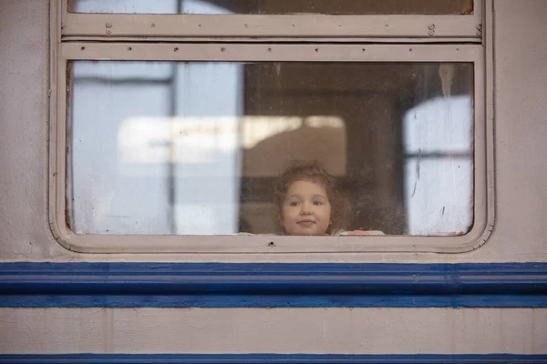 Lviv, Ukrayna - 14 Mart 2022: Rusya savaşı sırasında Lviv tren istasyonunda Avrupa 'ya kaçan Ukraynalı mülteciler